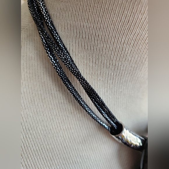 Elegant Pink and Black Pendant Necklace with Earrings Set - Picture 10 of 17